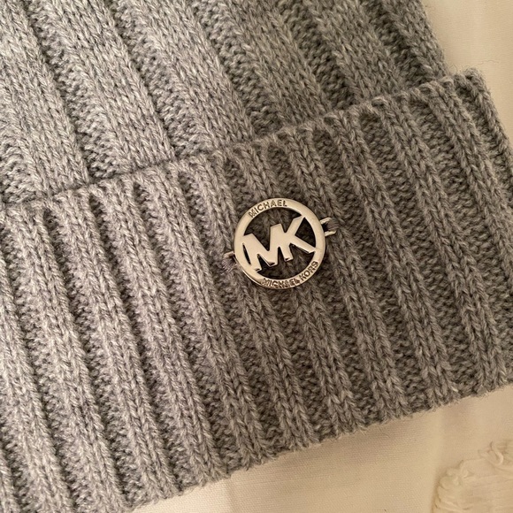 𝅺MICHEAL Kors Winter Beanie - Picture 4 of 9